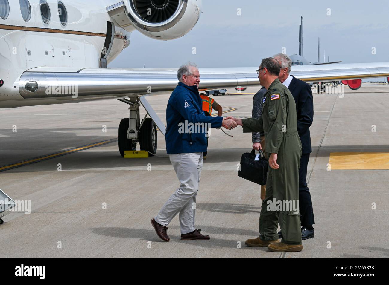 Senator Jerry Moran und Oberst Nate Vogel, 22. Air Tanken-Kommandant, begrüßen den Sekretär der Air Force, Frank Kendall, bei seiner Ankunft am McConnell Air Force Base, Kansas, am 3. April 2022. Während seines Aufenthalts in McConnell besichtigte Minister Kendall einen KC-135 Stratotanker, gefolgt von einem Flug mit einem KC-46A Pegasus, um sich einen genauen Einblick in die Flugzeugzellen zu verschaffen, in denen die Luft aufgetankt wird. Ziel war es, die Modernisierung hervorzuheben und die Fähigkeiten alter und neuer Flugzeugzellen zu vergleichen. Stockfoto