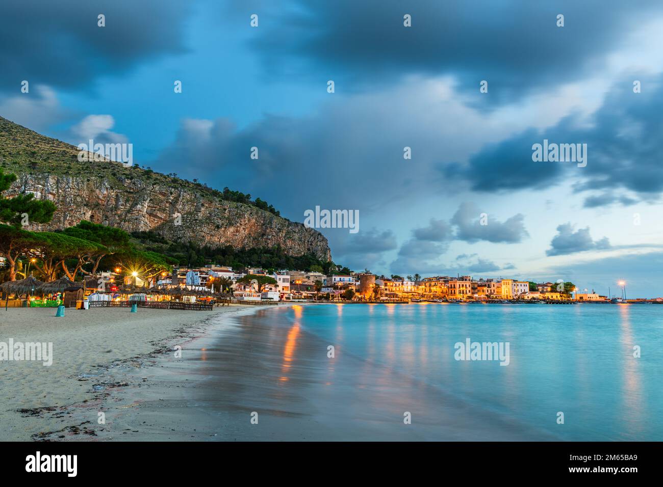 Palermo, Sizilien, Italien in Mondello am Strand in der Dämmerung. Stockfoto