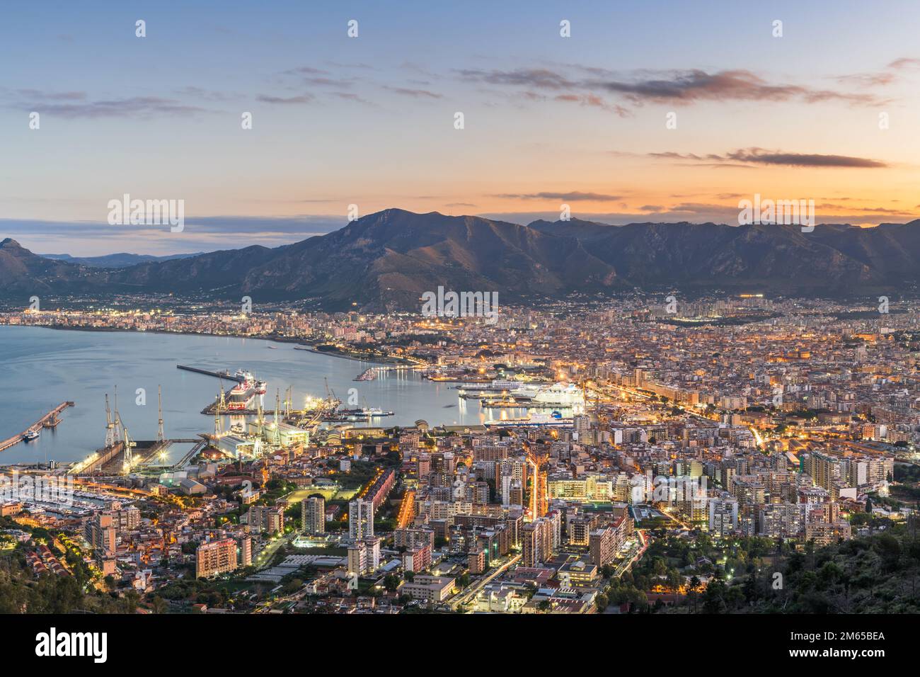 Die Skyline von Palermo, Italien, über dem Hafen in der Abenddämmerung. Stockfoto