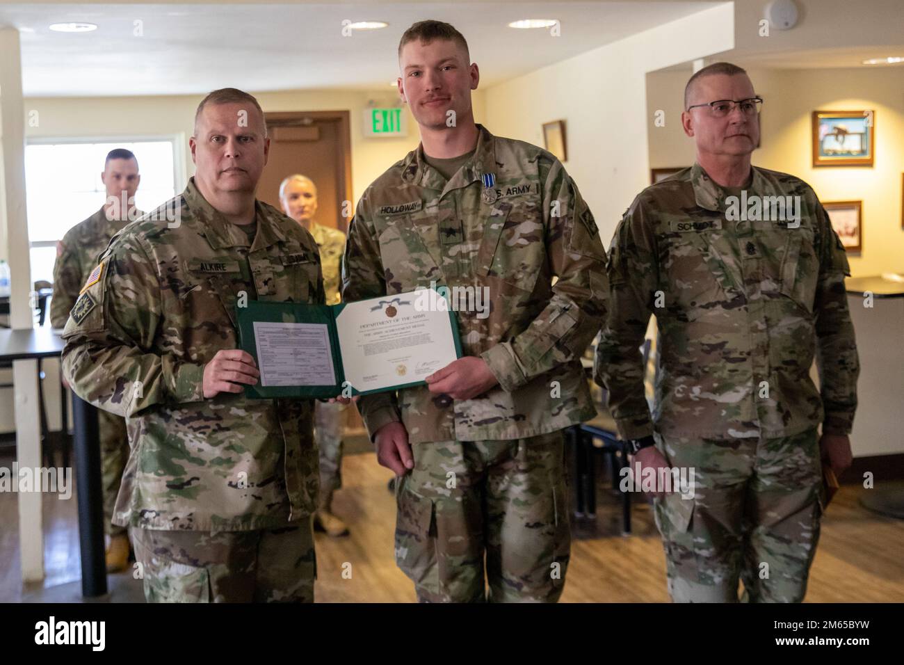 Sgt. Tyler Holloway von der 115th Field Artillery Brigade wird zum Unteroffizier des Jahres für den State Best Warrior Competition ernannt und erhielt eine Army Achievement Medal von Brig. General Steve Alkire im Camp Guernsey Joint Training Center, Wyo am 3. April 2022. Wachmänner aus dem ganzen Bundesstaat nahmen am Best Warrior Competition teil, der vom 31. März bis zum 3. April stattfand. Beste Kriegerwettbewerbe, Wachmänner, Soldaten, Wyoming Army National Guard, Kriegeraufgaben und Kampfübungen, Stockfoto