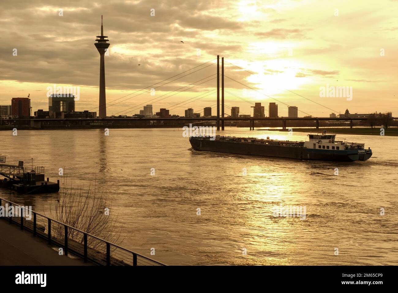 31.12.2022, Düsseldorf, Nordrhein-Westfalen, Deutschland - ein Frachtschiff faehrt den Rhein aufwaerts in Düsseldorf am Silvesternachmittag kurz vor Stockfoto