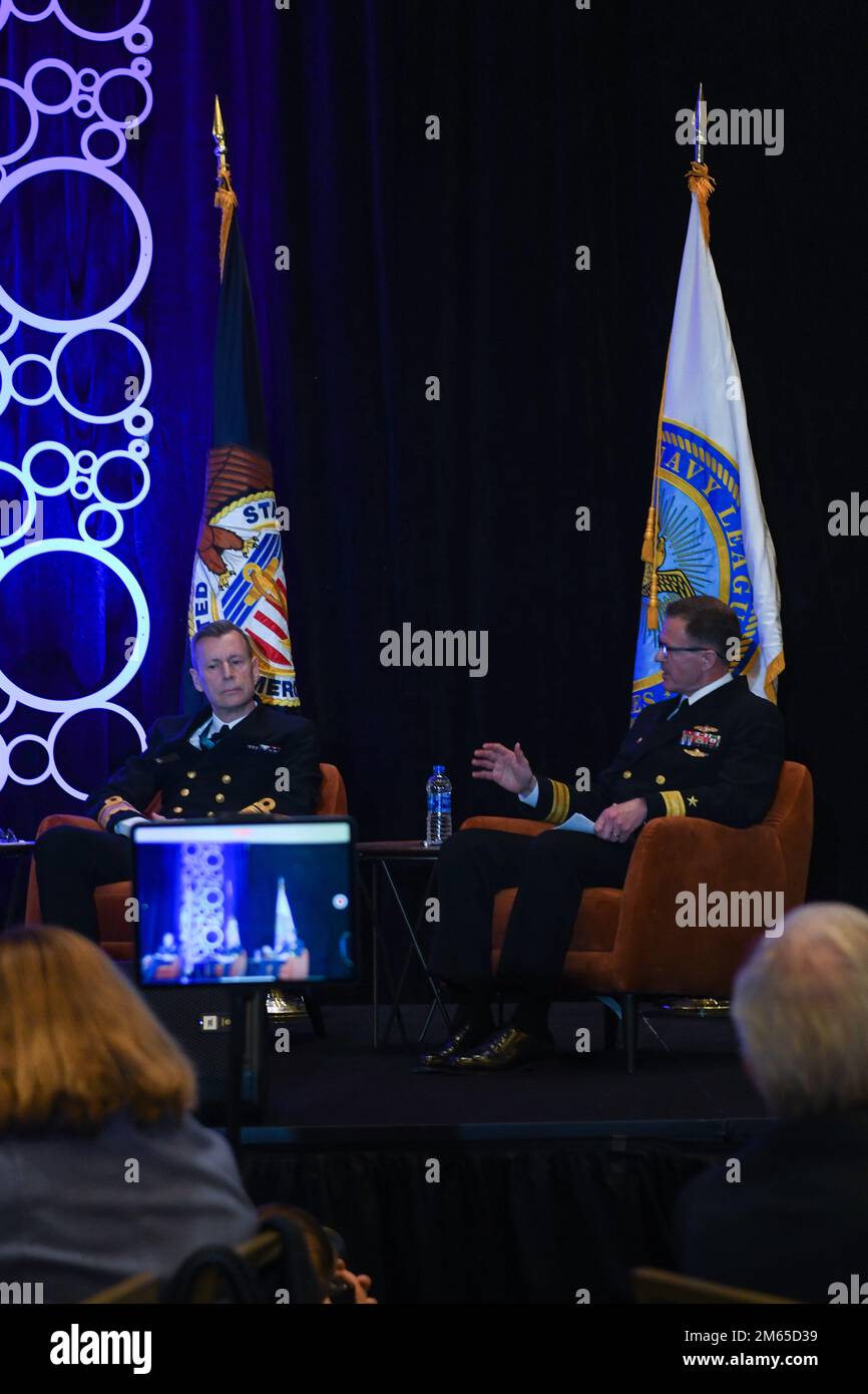 NATIONAL HARBOR, Md (4. April 2022) USA Ronald J. Piret, Befehlshaber des Marine Meteorology and Oceanography Command, spricht über Meeresstrategie und Zusammenarbeit mit Dänemark Rear ADM. Martin la Cour-Anderson, Befehlshaber des Joint Arctic Command, beim Panel „The geoStrategic importance of the Artic“ während der Sea-Air-Space Exposition. Die Sea-Air-Space Exposition ist eine jährliche Veranstaltung, bei der wichtige militärische Entscheidungsträger, die US-amerikanische Verteidigungsindustrie und private US-Unternehmen zu einer innovativen und pädagogischen maritimen Veranstaltung zusammenkommen. Stockfoto