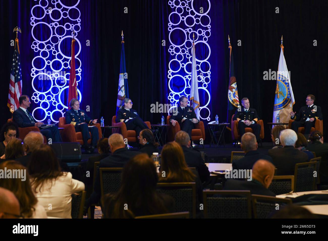 NATIONAL HARBOR, Md (4. April 2022) Konteradmiral Ronald J. Piret, Kommandeur für Meteorologie und Ozeanographie der Marine, spricht während der Sea-Air-Space-Ausstellung bei der Panelgruppe „die geostrategische Bedeutung der Arktis“ über Meeresstrategie und -Zusammenarbeit. Die Sea-Air-Space Exposition ist eine jährliche Veranstaltung, bei der wichtige militärische Entscheidungsträger, die US-amerikanische Verteidigungsindustrie und private US-Unternehmen zu einer innovativen und pädagogischen maritimen Veranstaltung zusammenkommen. Stockfoto