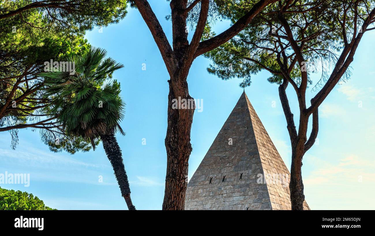 Die Pyramide des Cestius ist ein römisches Grab in Form einer Pyramide und ist in den hinteren Rand des nicht-katholischen Friedhofs integriert. Rom, Latium Stockfoto