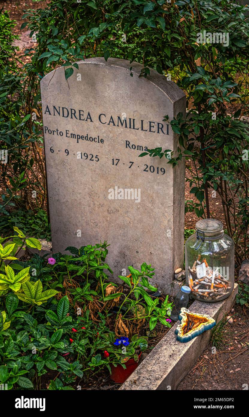 Das Grab der berühmten italienischen Schriftstellerin Andrea Camilleri auf dem nichtkatholischen Friedhof in Rom. Rom, Latium, Italien, Europa Stockfoto