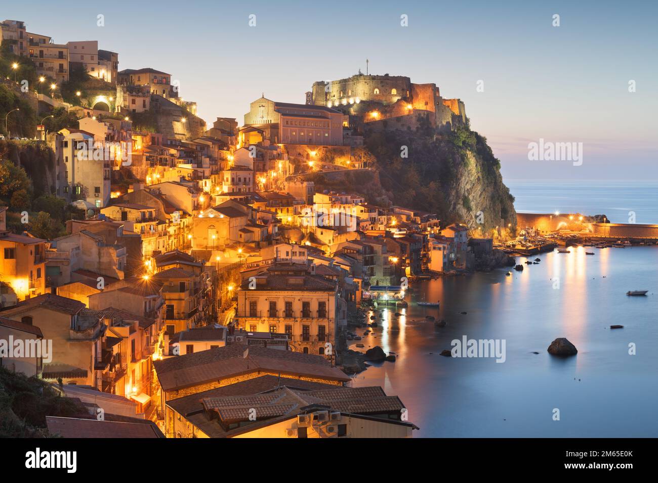 Scilla, Italien am Mittelmeer in der Dämmerung. Stockfoto