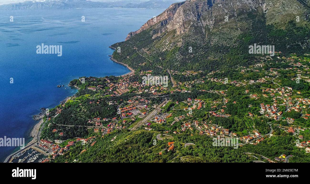 Luftaufnahme der Lucan-Stadt Maratea vom Berg San Biagio. Maratea, Provinz Potenza, Basilicata, Italien, Europa Stockfoto