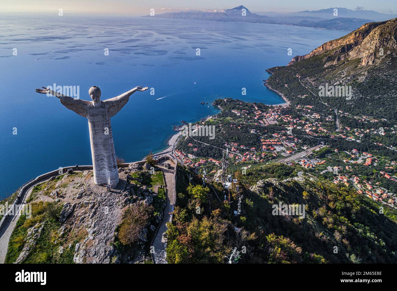 Luftaufnahme der Statue des Erlösers oder Christus des Erlösers mit Blick auf die lukanische Stadt Maratea. Provinz Potenza, Basilicata, Italien Stockfoto