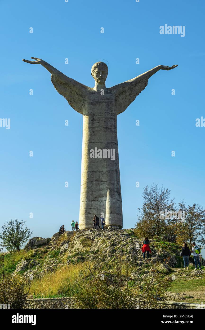Die Statue des Erlösers oder Christus des Erlösers, Skulptur auf dem Gipfel des Mount San Biagio mit Blick auf Maratea. Basilicata, Italien Stockfoto