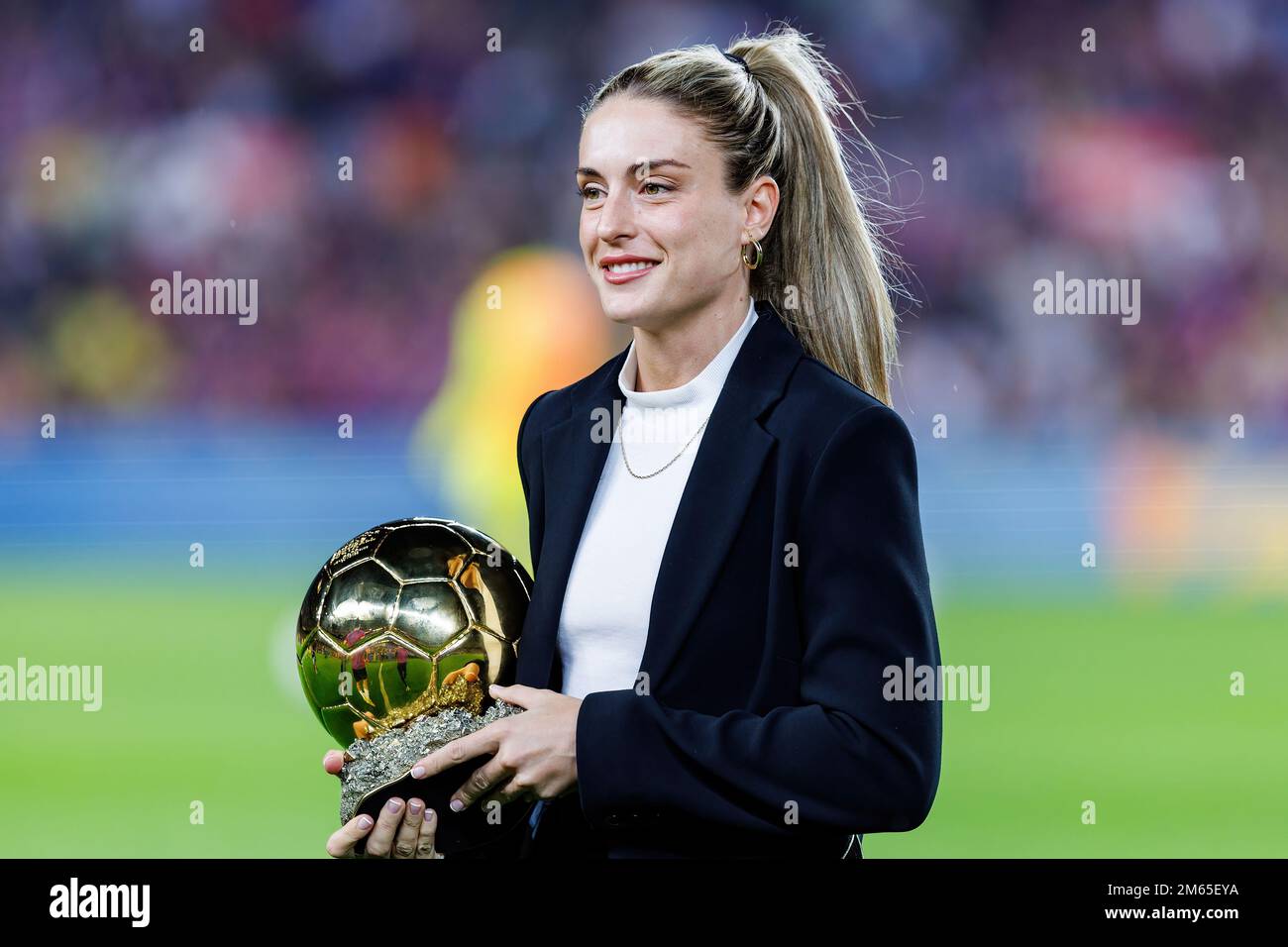BARCELONA – Okt 20: Alexia Putellas mit dem Ballon d'Or vor dem LaLiga-Spiel zwischen dem FC Barcelona und dem Villarreal CF im Spotify Camp Nou Stadion Stockfoto