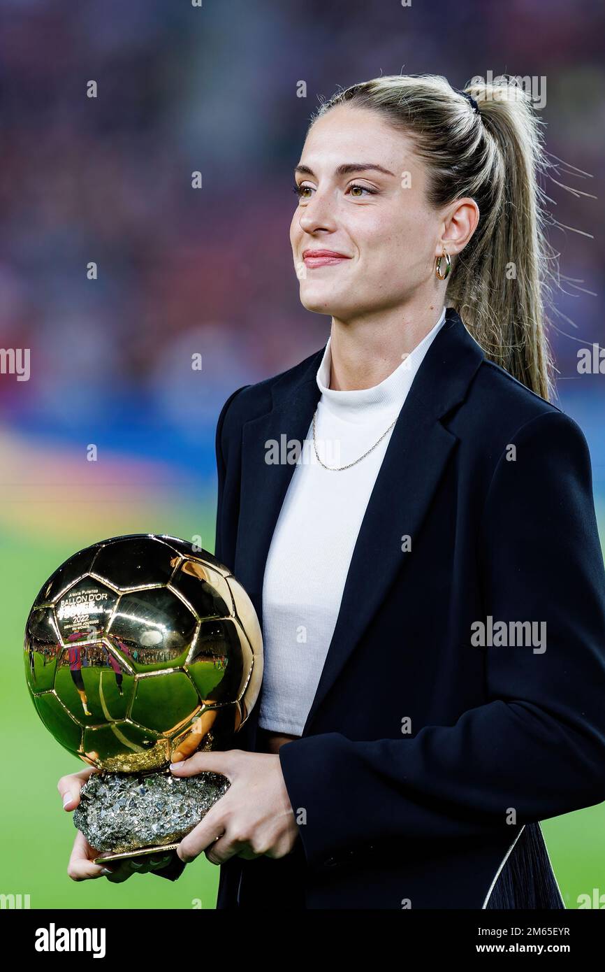 BARCELONA – Okt 20: Alexia Putellas mit dem Ballon d'Or vor dem LaLiga-Spiel zwischen dem FC Barcelona und dem Villarreal CF im Spotify Camp Nou Stadion Stockfoto