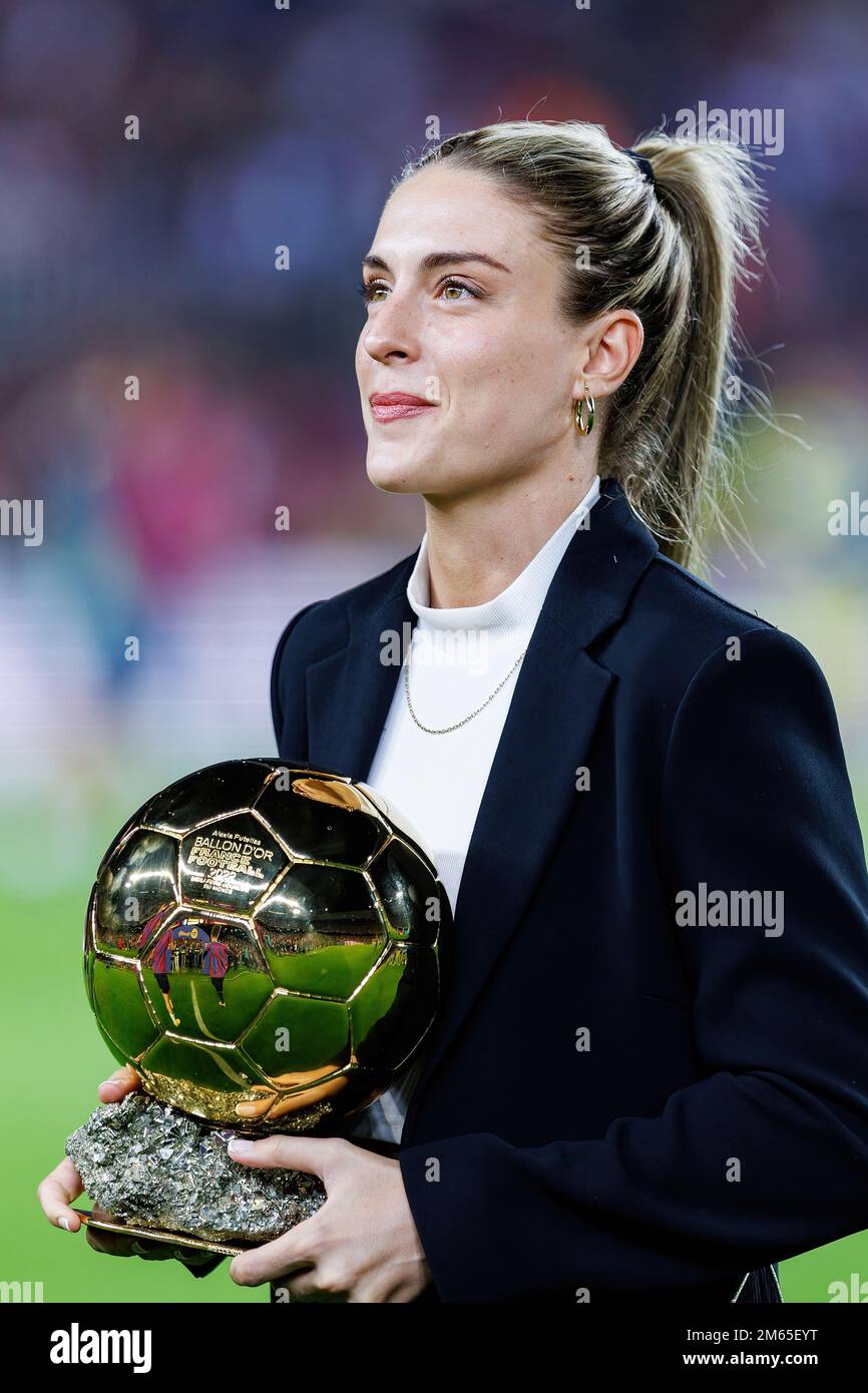 BARCELONA – Okt 20: Alexia Putellas mit dem Ballon d'Or vor dem LaLiga-Spiel zwischen dem FC Barcelona und dem Villarreal CF im Spotify Camp Nou Stadion Stockfoto