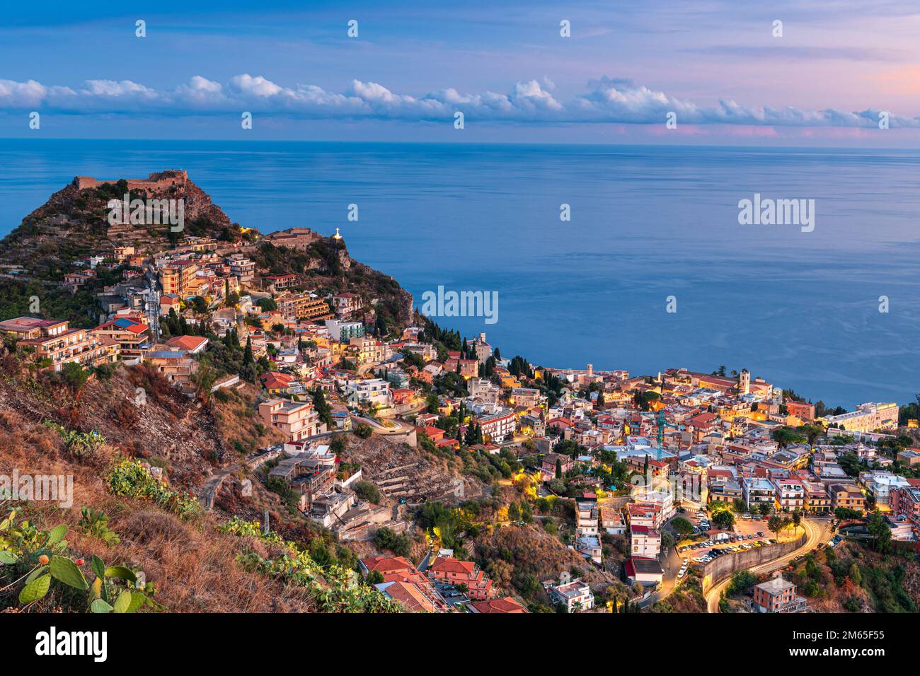 Taormina, Sizilien, Italien in der Dämmerung. Stockfoto