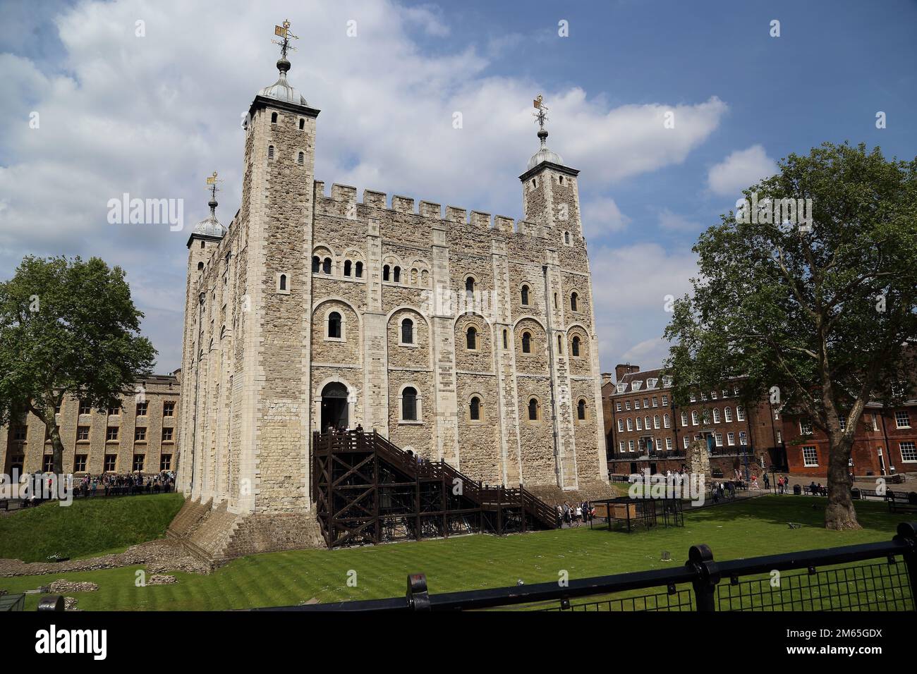 LONDON, GROSSBRITANNIEN - 16. MAI 2014: Es ist der Weiße Turm, der von Wilhelm dem Eroberer erbaut wurde und der zentrale Turm des Tower of London ist. Stockfoto
