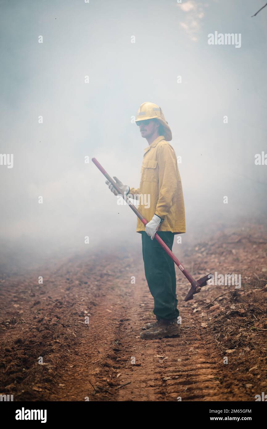 Quantico Fire & Emergency Services und Natural Resources Environmental Affairs (NREA) führen kontrollierte Verbrennungen an der Marine Corps Basis Quantico, Virginia, 4. April 2022 durch. Laut NREA besteht der Zweck der Verbrennung darin, die Menge an Brennstoff zu reduzieren, das Potenzial von Waldbränden zu minimieren und die Lebensräume der Wildtiere zu fördern. Bei Kraftstoffstreu handelt es sich um tote und ausgetretene Holzschutt, die als Brennstoff für Waldbrände oder andere potenzielle Gefahren verwendet werden könnten. Darüber hinaus kann überschüssiges Laub den natürlichen Nährstofffluss im Boden und im Ökosystem insgesamt stören. Die Verbrennungen werden im Laufe des Jahres t mehrmals durchgeführt Stockfoto