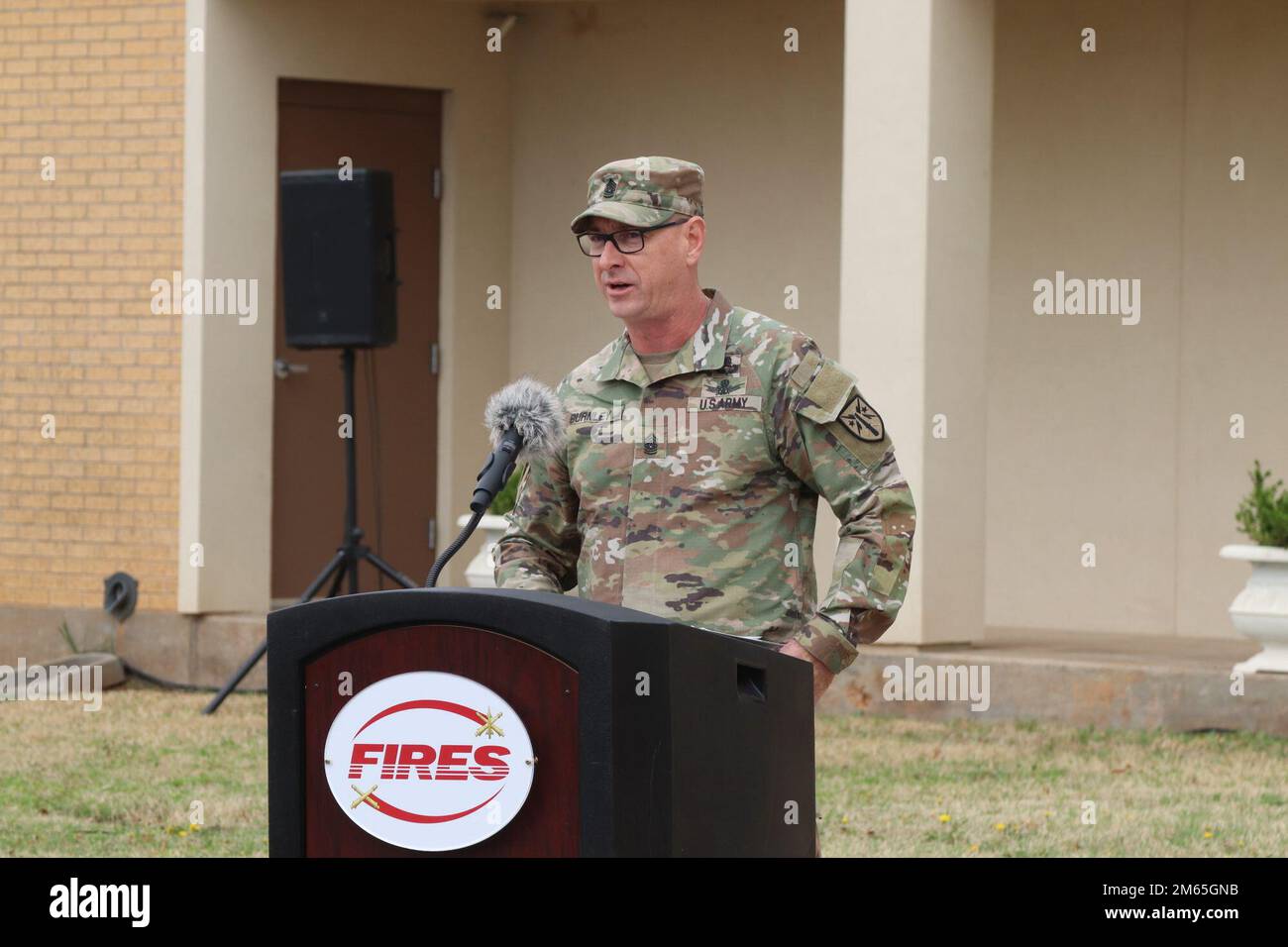 Kommandoleiter Major Stephen Burnley, Fire Center of Excellence und Fort Sill, Kommandofeldwebel Major, erzählt den Dutzenden von Leuten, die sich bei der Zeremonie versammelt haben, dass DAS SHARP Resource Center und die Fusion-Direktion einen zusätzlichen Berichtsmechanismus anbieten, der die Ermittlungs-, Rechts-, Und Unterstützungsdienste außerhalb des Bereichs der Einheit des Opfers oder Täters und alle unter einem Dach. Stockfoto