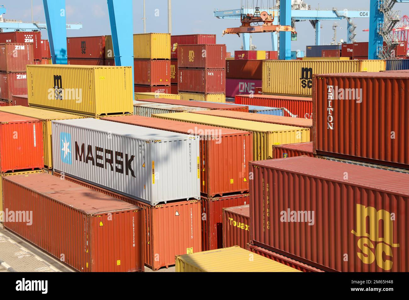 Haifa, Israel - 25. Mai 2022: Containerstapel in einem Hafen. Stockfoto