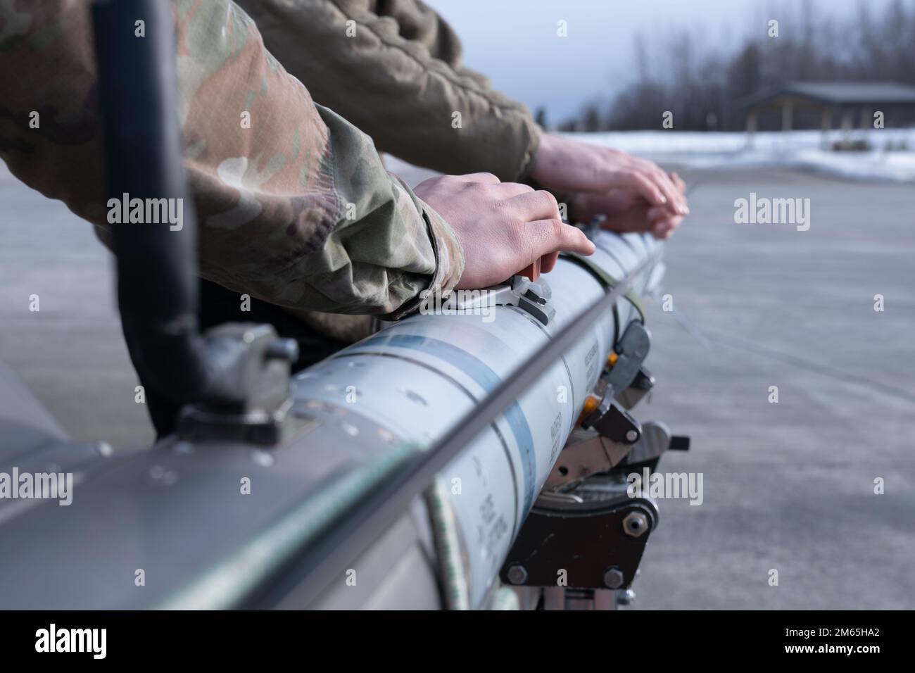 USA Air Force Airmen, die der 90. Kampfgeschwader zugeteilt sind, bereiten sich auf das Verladen einer Gefangenenrakete 120-C in die USA vor Air Force F-22 Raptor während der Übung Polar Force 22-4 auf der Joint Base Elmendorf-Richardson, Alaska, 4. April 2022. Die F-22 erhöht die Letalität gegen alle hoch entwickelten Bedrohungen in der Luft, indem sie die feindlichen Fähigkeiten minimiert, den Jet zu verfolgen und mit ihm zu interagieren, aufgrund seiner Tarnfunktion, integrierten Avionik und Supercruise-Eigenschaften. Die Eigenschaften des F-22 sorgen für Synergieeffekte und erhöhen die Letalität gegen alle hoch entwickelten Bedrohungen in der Luft. Stockfoto