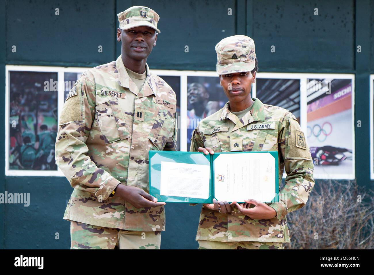 Zwei US-Dollar Soldaten des Army World Class Athlete Program wurden während einer Zeremonie in Fort Carson, Colorado, am 4. April 2022 ausgezeichnet. Sergeant Haron Lagat erhielt die Army Commendation Medaille für seine Dienste, während er WCAP als Marathonläufer auf der Rennstrecke und im Feld zugeteilt wurde. Außerdem wurde Sergeant Caroline Sang während einer Beförderungszeremonie in ihren derzeitigen Rang befördert. (USA Armeefotos von Sergeant Michael Hunnisett) Stockfoto