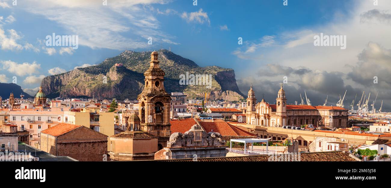 Palermo, Italien, mit Wahrzeichen-Gebäuden in Richtung Monte Pellegrino. Stockfoto