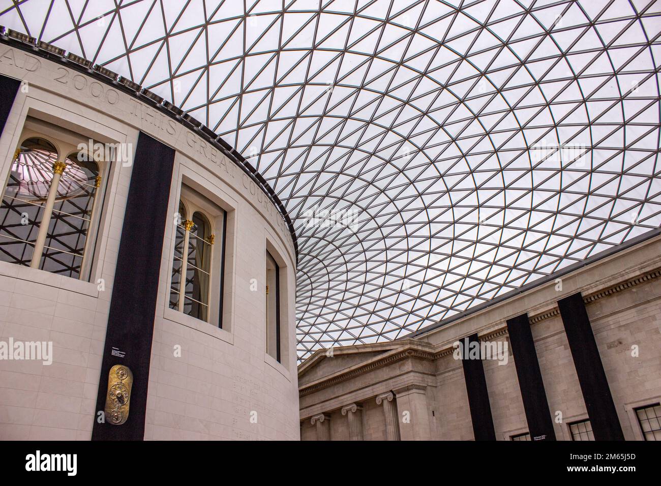 Innenansicht des Great Court im British Museum, einem öffentlichen Museum, das sich der Geschichte, Kunst und Kultur der Menschen in London widmet. Stockfoto