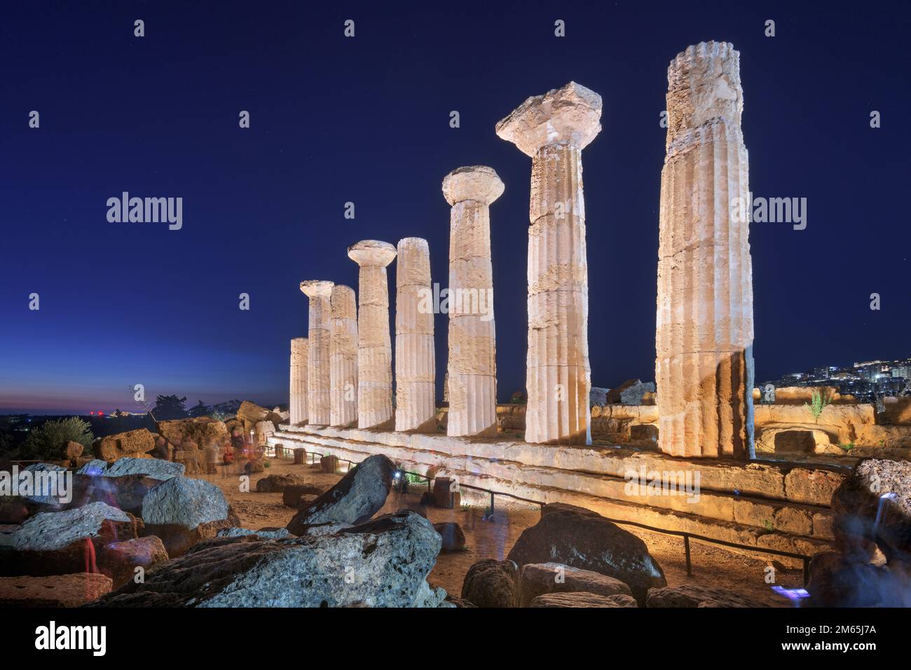 Überreste des Herakeltempels in Agrigento, Italien bei Nacht. Stockfoto