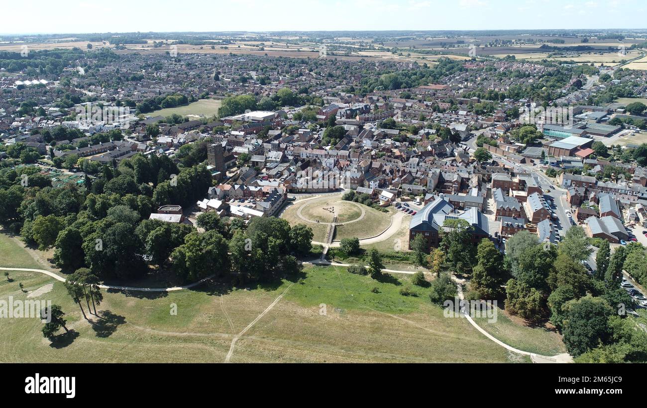 Towcester Town, Northamptonshire, mit dem historischen Towcester Castle, dem Bury Mount, während der Dürre. Stockfoto