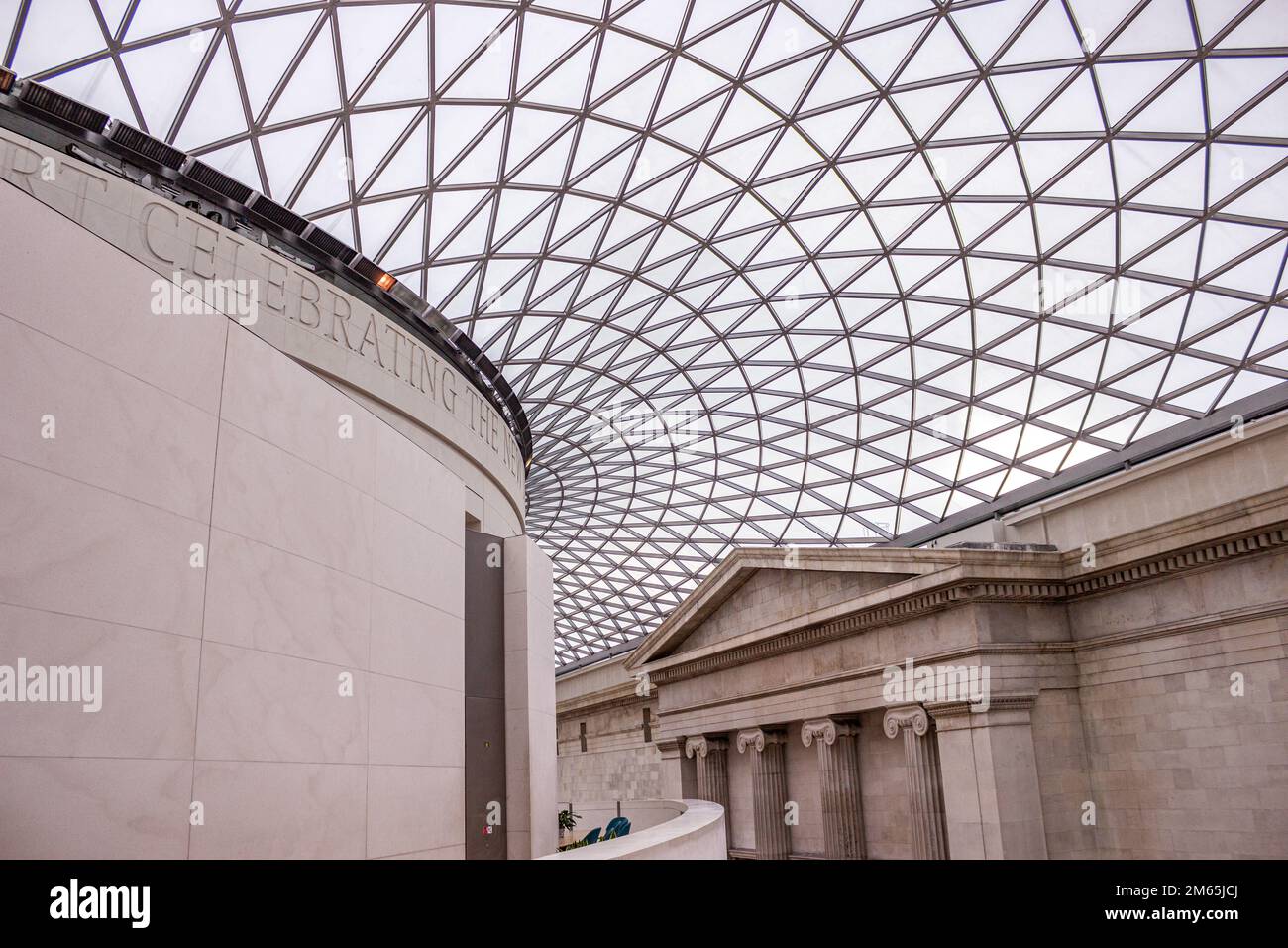 Innenansicht des Great Court im British Museum, einem öffentlichen Museum, das sich der Geschichte, Kunst und Kultur der Menschen in London widmet. Stockfoto