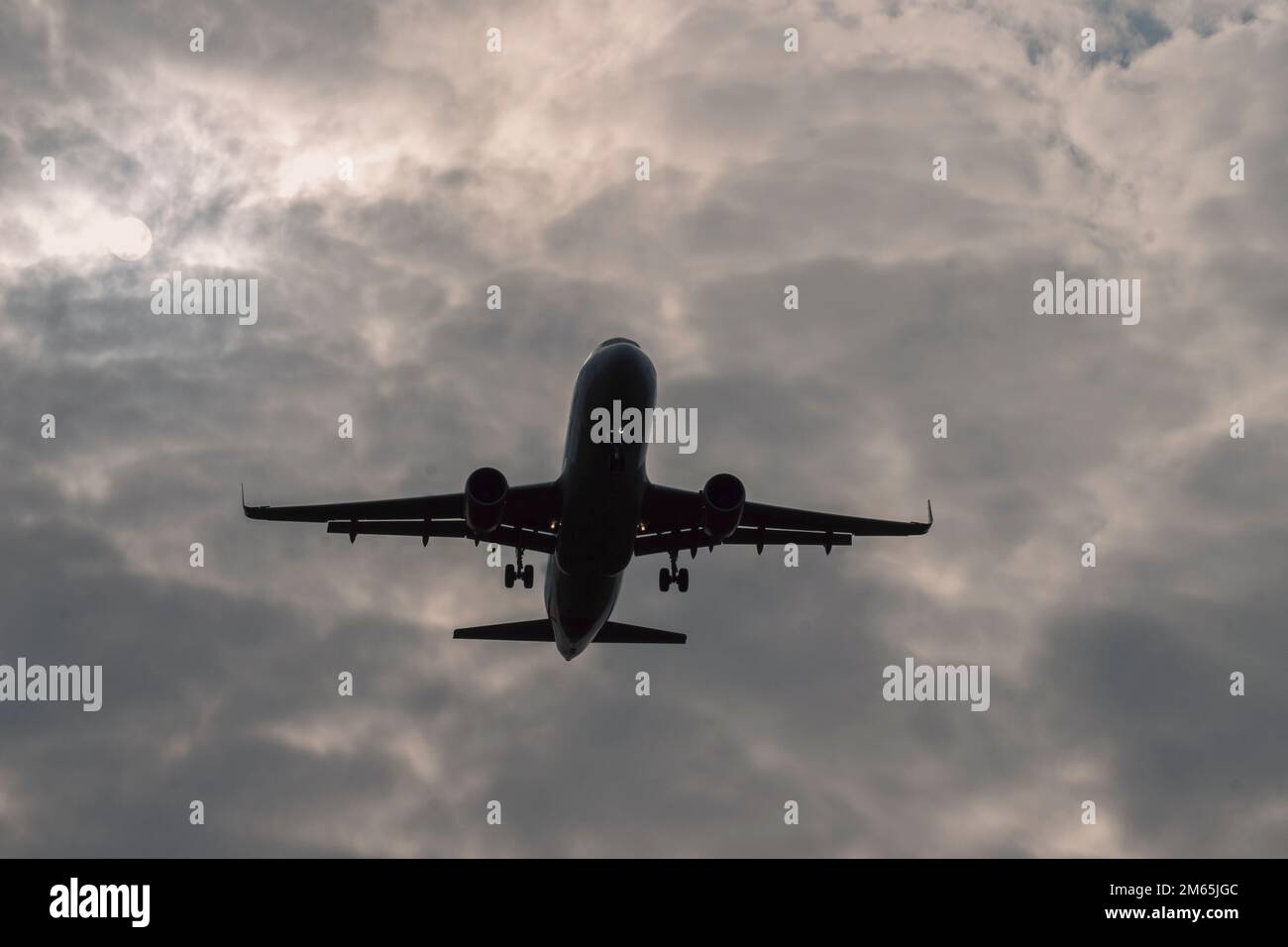 Landewinkel eines Flugzeugs. Niedriger Winkel. Speicherplatz kopieren. Stockfoto