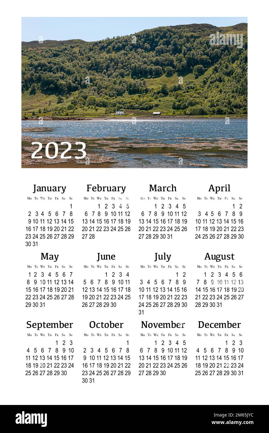 Kalender für 2023 auf weißem Hintergrund zum Drucken. Schottland, Großbritannien. Wunderschöne Berglandschaft. Stockfoto