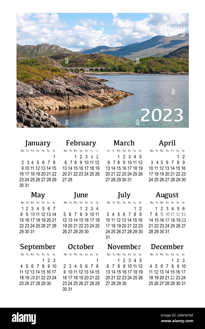 Kalender für 2023 auf weißem Hintergrund zum Drucken. Schottland, Großbritannien. Wunderschöne Berglandschaft. Stockfoto