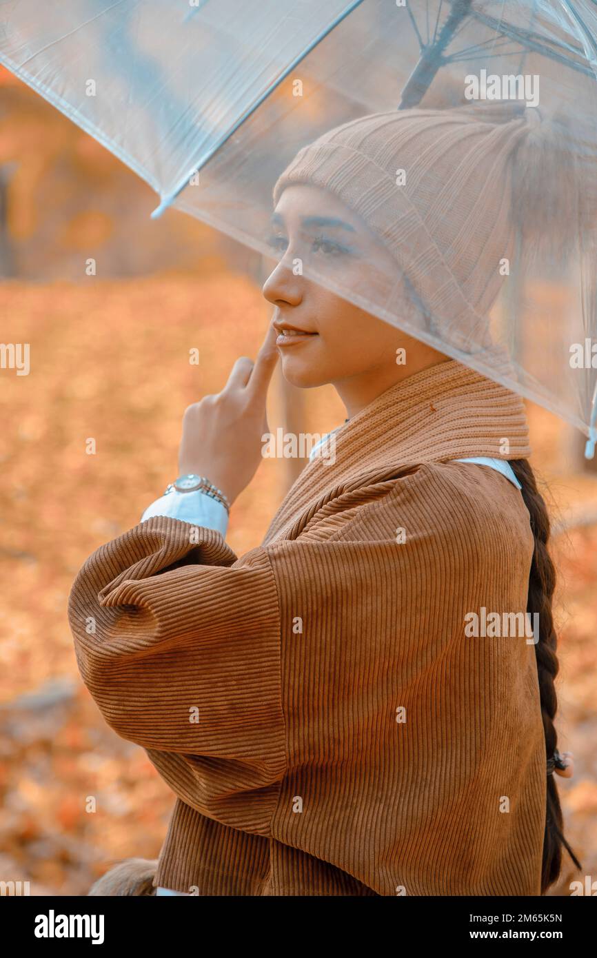 Mädchen im Herbst Stockfoto