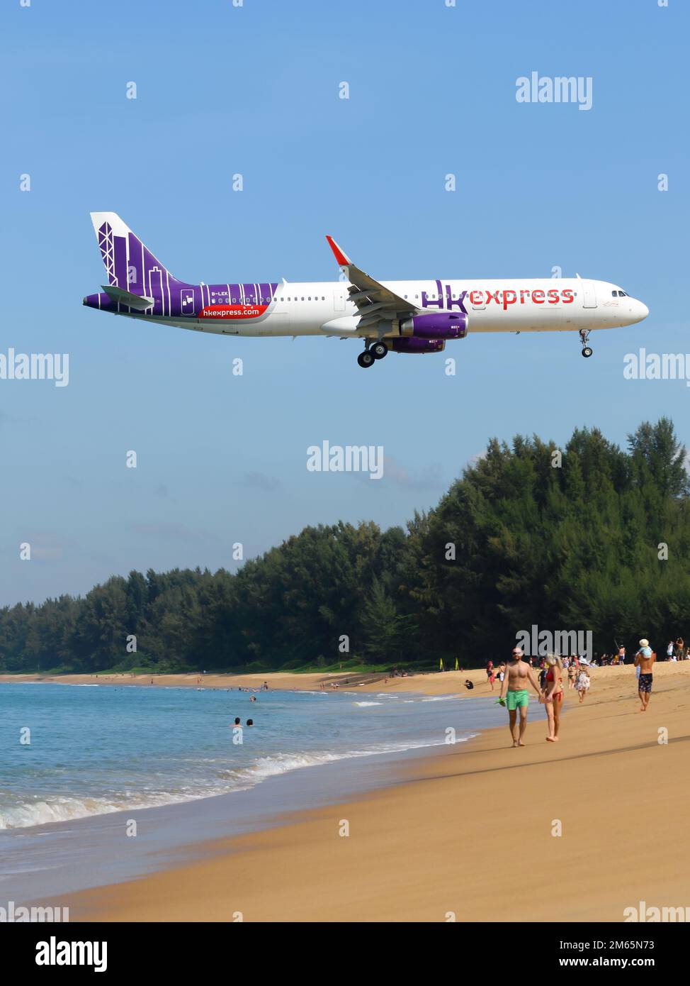 HK Express Airbus A321 über Mai Khao Beach. Flugzeug A321ceo von Hong Kong Express Airways über Phuket Airport Beach. Flugzeug über dem Strand. Stockfoto
