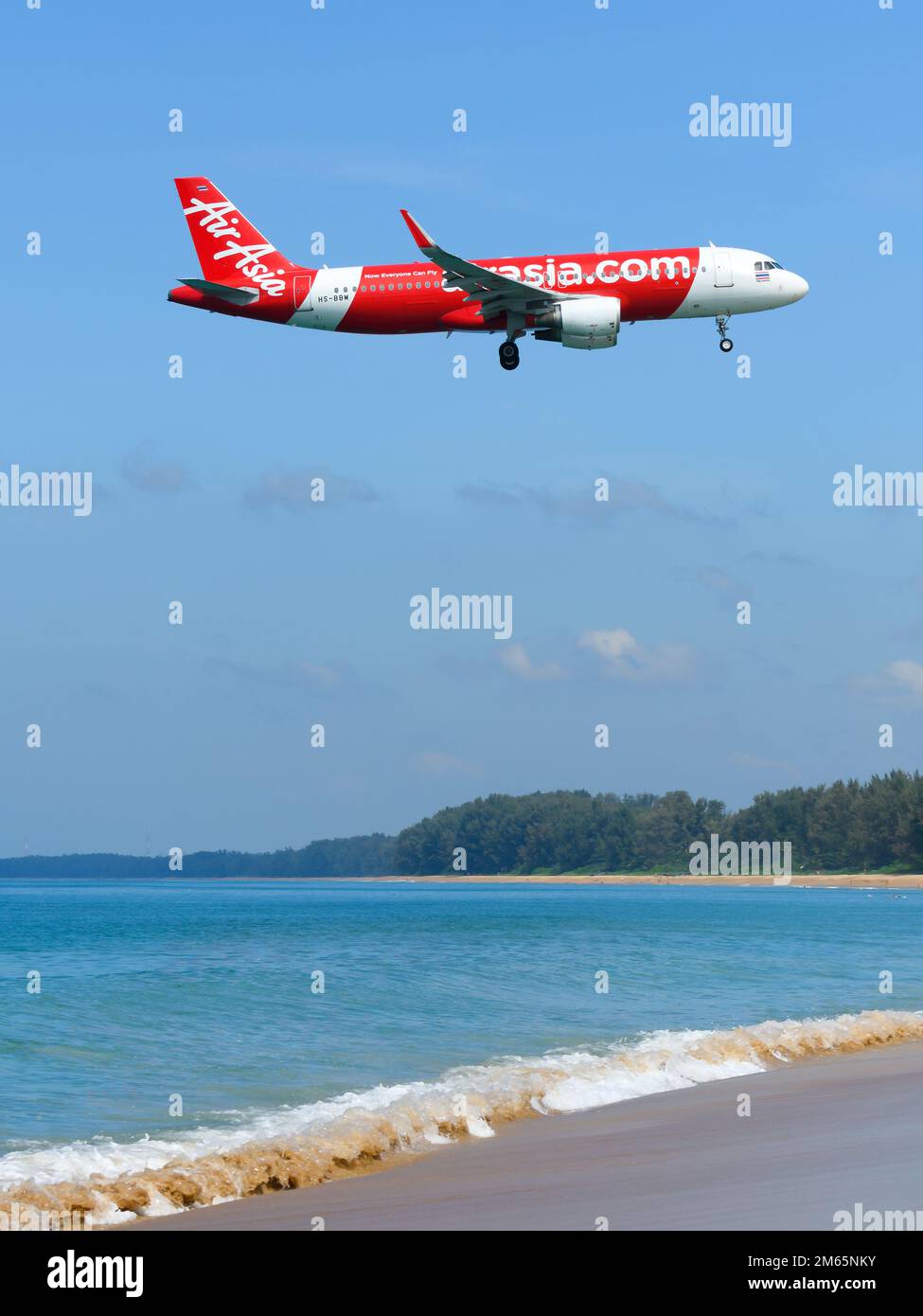 Thai AirAsia Airbus A320 über Mai Khao Beach vor der Landung am Flughafen Phuket. Flugzeug A320 von Thai Air Asia, auch bekannt als Air Asia Thailand. Stockfoto