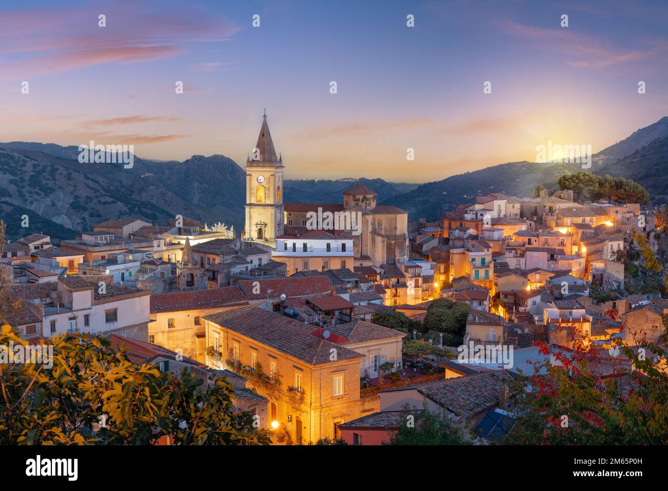 Novara di Sicilia, italienisches Dorf auf der Insel Sizilien bei Sonnenaufgang. Stockfoto