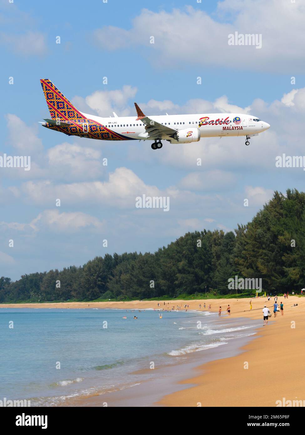 Batik Air Boeing 737 Max über Mai Khao Beach. Flugzeug BatikAir Modell 737-8 Max über dem Strand des Flughafens Phuket. Batik Air Malaysia Airline. Stockfoto