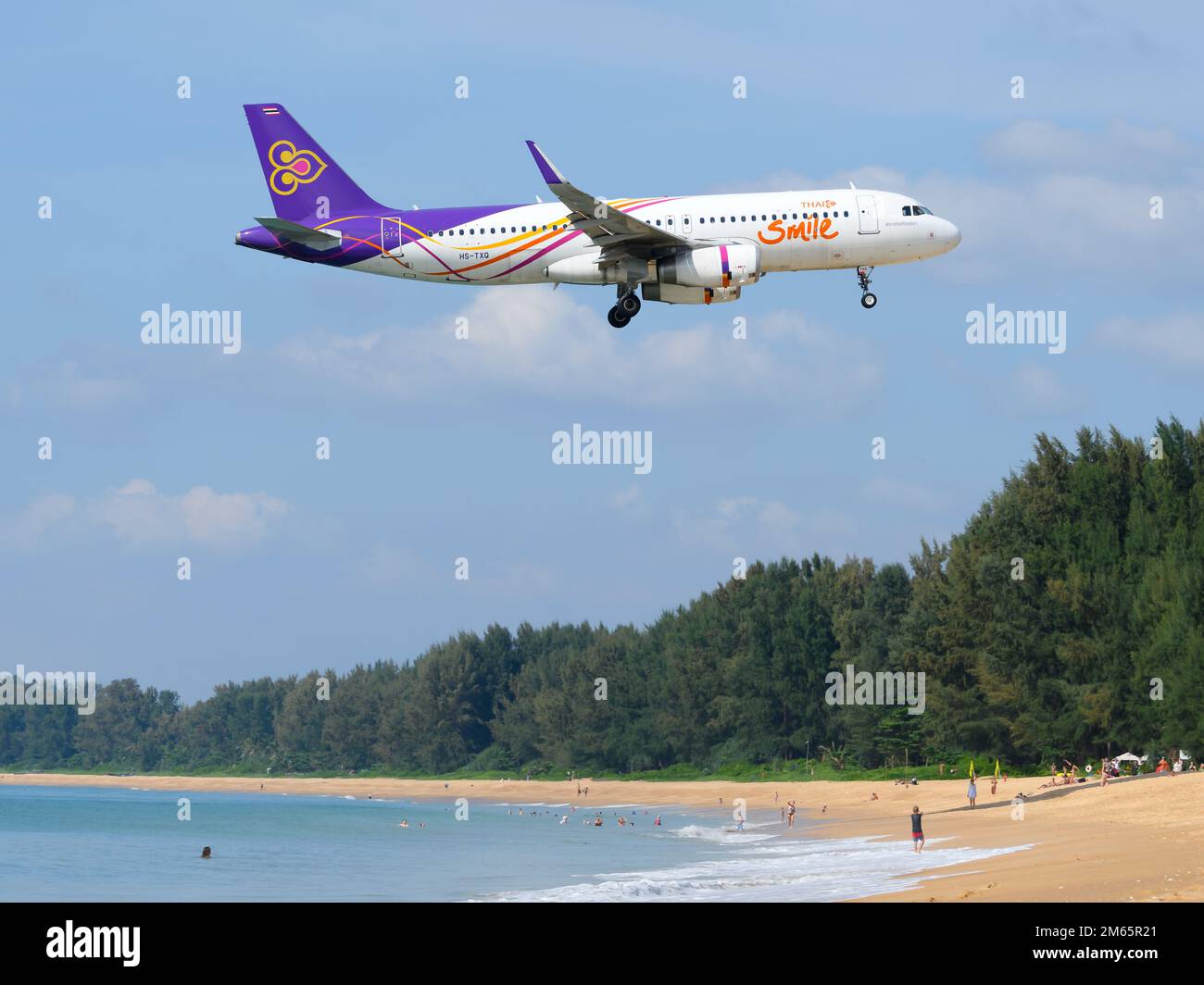 Thai Smile Airbus A320 Flugzeug über Mai Khao Beach. Flugzeug A320 von Thai Smile Airways. Ebene HS-TXQ. Stockfoto