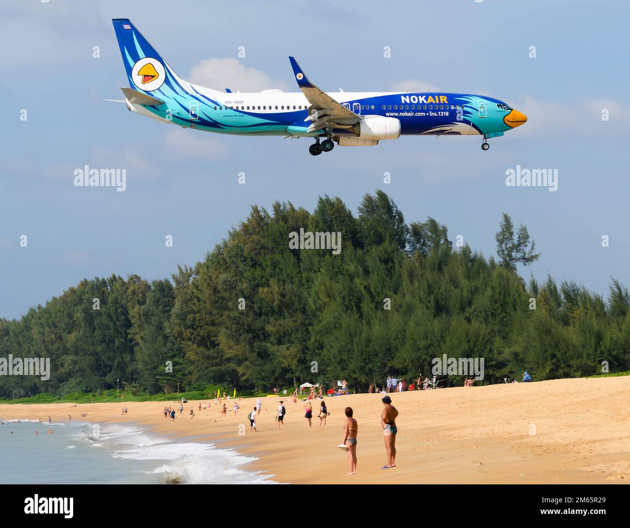 NOK Air Boeing 737-800 Flugzeug fliegt über Mai Khao Beach in der Nähe des Flughafens Phuket. Flugzeug 737 von NokAir Thailand (NOK Air Thailand). Stockfoto