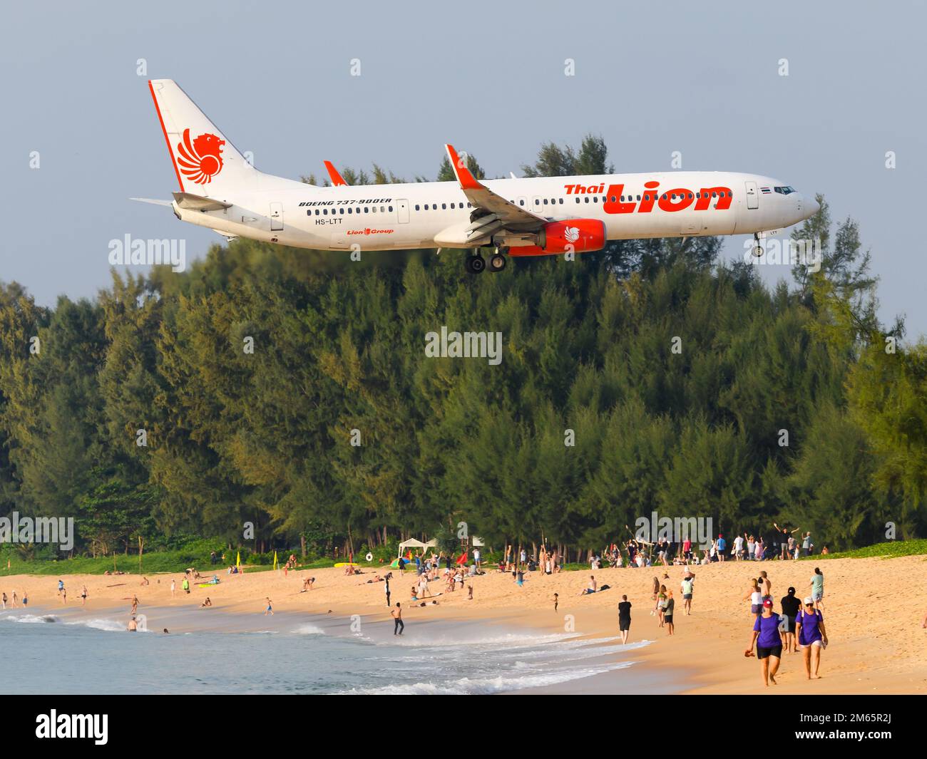 Thai Lion Air Boeing 737 Flugzeug über Mai Khao Beach. Flugzeug 737-900ER von Thai LionAir über Phuket Airport Beach. Flugzeug über dem Mai Khao Strand. Stockfoto