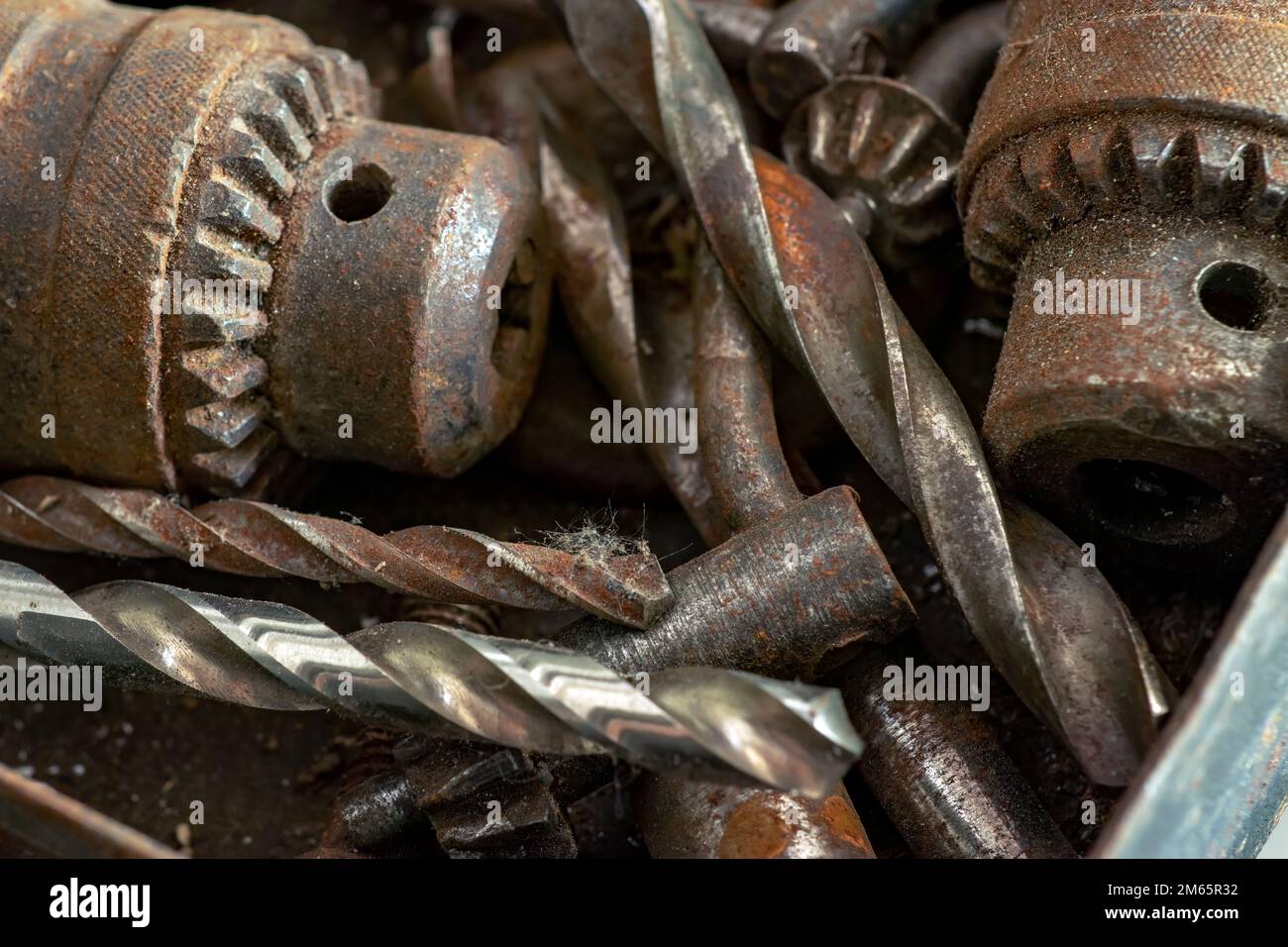 Alte alte Handwerkzeuge - Bohrersatz auf Holzhintergrund, Stockfoto