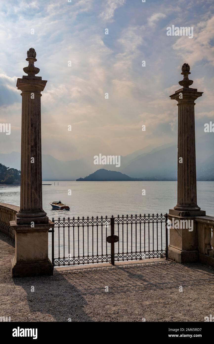 Dekorative Balustrade Säulen und Tore, die zur Bootsanlegestelle am Ufer des comer Sees bei Sonnenuntergang in bellagio führen Stockfoto
