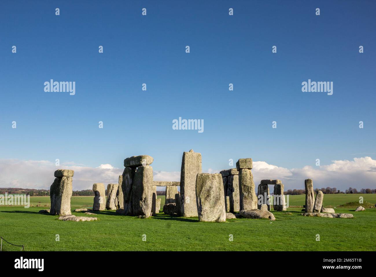 Stonehenge, ein uraltes prähistorisches Steindenkmal in der Nähe von Salisbury. Stonehenge ist ein UNESCO-Weltkulturerbe in England. Stockfoto