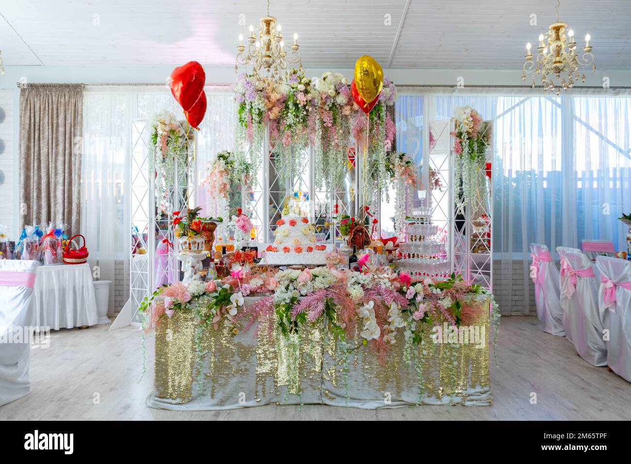 Der Hochzeitstisch der Braut und des Bräutigams ist mit vielen verschiedenen Blumen dekoriert. Ein großer Kuchen auf dem Tisch der Braut. Ukraine, Winnytsia, 10. August 202 Stockfoto