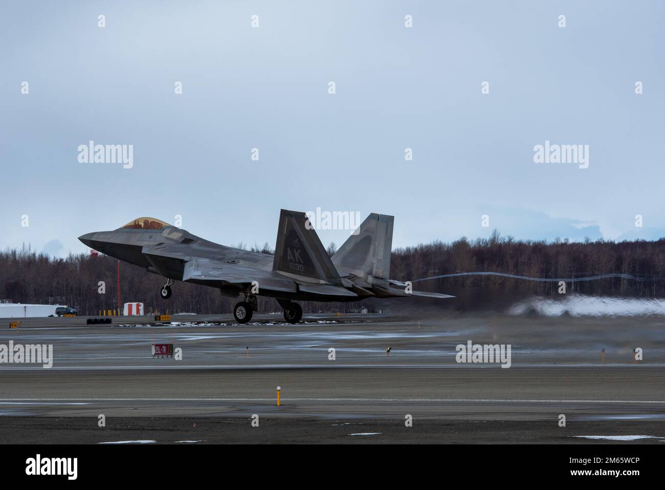 EIN US-AMERIKANISCHER Air Force F-22 Raptor, dem 3. Flügel zugewiesen, startet vom Ted Stevens Anchorage International Airport während der Polar Force 22-4 in Anchorage, Alaska, 5. April 2022. Die F-22 erhöht die Letalität gegen alle hoch entwickelten Bedrohungen in der Luft, indem sie die feindlichen Fähigkeiten minimiert, den Jet zu verfolgen und mit ihm zu interagieren, aufgrund seiner Tarnfunktion, integrierten Avionik und Supercruise-Eigenschaften. Die Eigenschaften des F-22 bieten Synergieeffekte und erhöhen die Letalität gegen alle fortgeschrittenen Bedrohungen in der Luft. Stockfoto