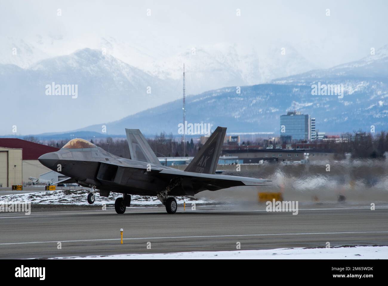 EIN US-AMERIKANISCHER Air Force F-22 Raptor, dem 3. Flügel zugewiesen, startet vom Ted Stevens Anchorage International Airport während der Polar Force 22-4 in Anchorage, Alaska, 5. April 2022. Die F-22 erhöht die Letalität gegen alle hoch entwickelten Bedrohungen in der Luft, indem sie die feindlichen Fähigkeiten minimiert, den Jet zu verfolgen und mit ihm zu interagieren, aufgrund seiner Tarnfunktion, integrierten Avionik und Supercruise-Eigenschaften. Die Eigenschaften des F-22 bieten Synergieeffekte und erhöhen die Letalität gegen alle fortgeschrittenen Bedrohungen in der Luft. Stockfoto