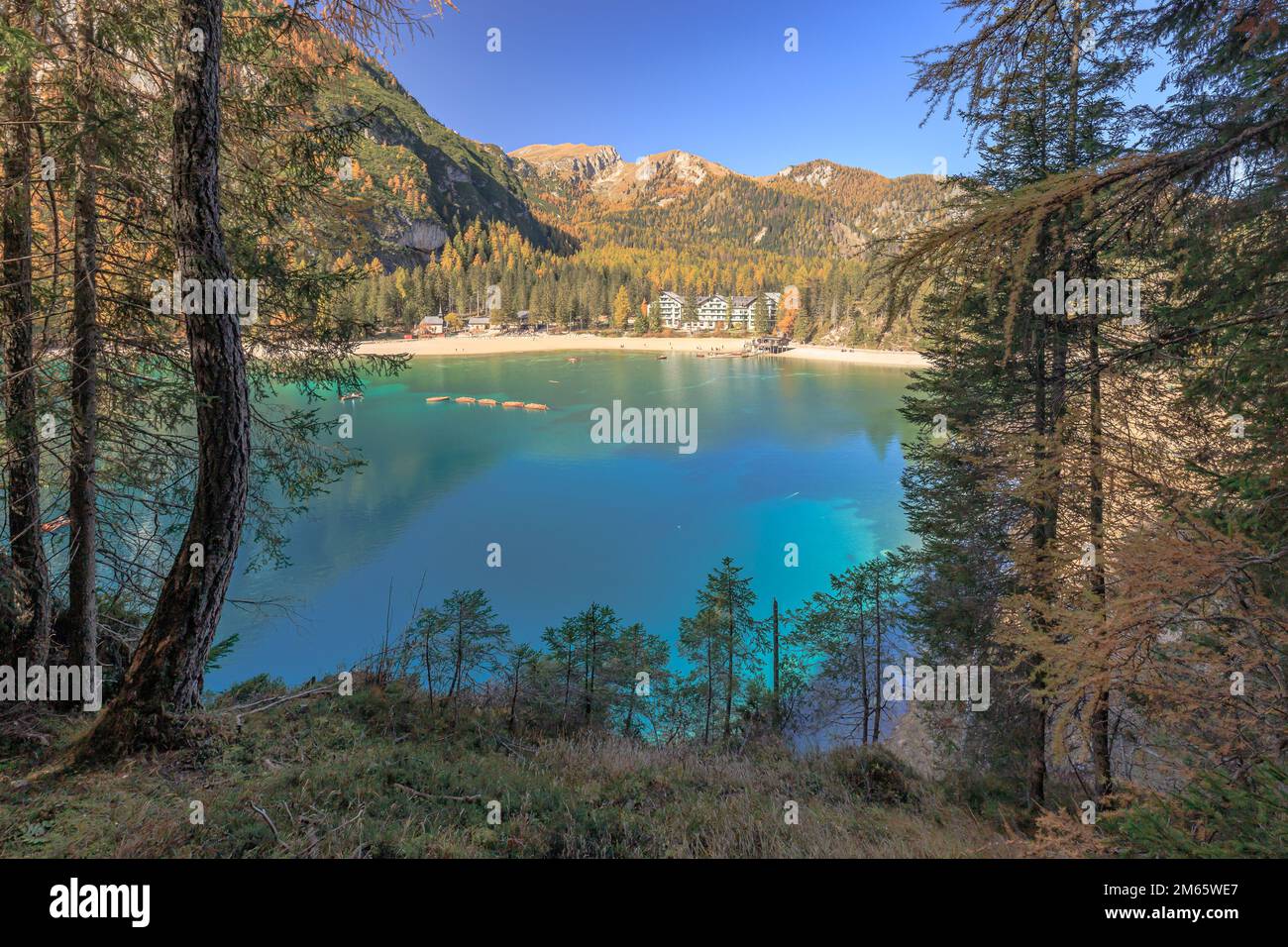 Lago di Braies See in den Dolomiten Stockfoto