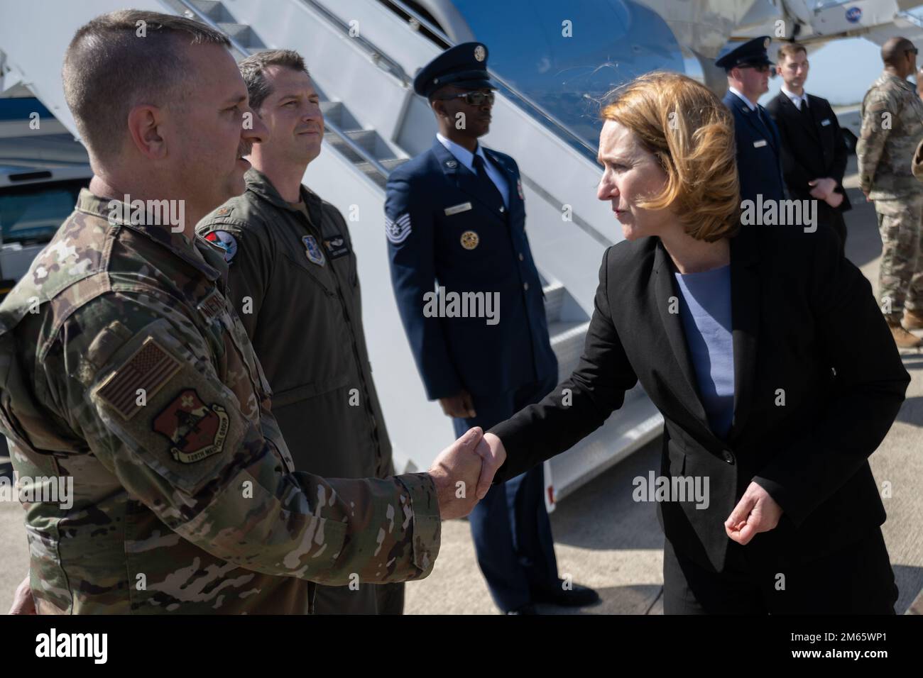 Stellvertretender Verteidigungsminister, Dr. Kathleen H. Hicks, begrüßt Mitglieder des Militärs am Moffett Federal Airfield, Kalifornien, 5. April 2022. Hicks besucht Dienstleister, Universitätsstudenten und Dozenten, führende Forscher, Unternehmer und Vertreter der Verteidigungsindustrie in Silicon Valley und Los Angeles, um den Fokus des Ministeriums auf den Aufbau dauerhafter Vorteile im Einklang mit unserer nationalen Verteidigungsstrategie zu unterstreichen. Stockfoto