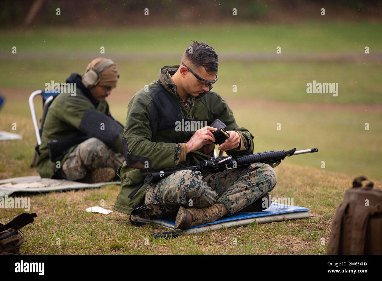 USA Tyler Arrington, Sicherheitskräfte, Marinekorps-Sicherheitsbataillon, Bangor, Washington, lädt sein Gewehr während des Langstreckentrainings der Marinekorps-Meisterschaft auf der Marinekorps-Basis Quantico, Virginia, 5. April 2022. Bei der Marine Corps Championship vom 6. Bis 11. April können die Teilnehmer an einer Vielzahl von Spielen teilnehmen und gleichzeitig ein fortgeschrittenes Training absolvieren. Schützen aus dem Marine Corps wurden für die Meisterschaft während fünf regionalen Spielen ausgewählt, koordiniert vom Marine Corps Shooting Team, Oktober 2021 bis M Stockfoto