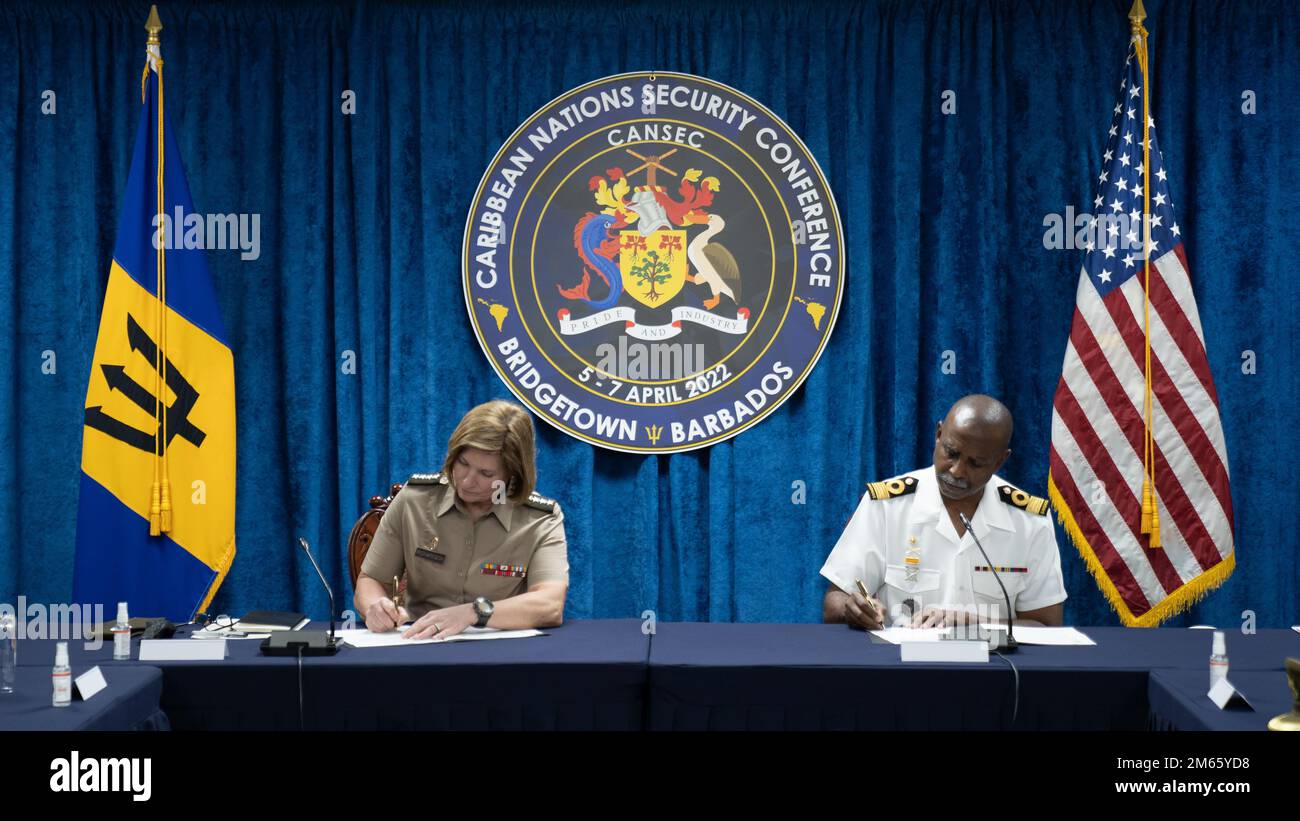 BRIDGETOWN, Barbados (5. April 2022) – Generalleutnant Laura J. Richardson, USA Commodore Errington Shurland, Befehlshaber des Kommandobereichs Süd und Stabschef der Streitkräfte Barbados, unterzeichnen einen Rahmen für Engagement und Zusammenarbeit, um bilaterale Verteidigungseinsätze und Sicherheitskooperation zu verstärken, der sich auf die Bekämpfung transnationaler krimineller Organisationen, humanitäre Hilfe und Katastrophenhilfe sowie Truppenentwicklung konzentriert. Richardson war in dem Land, um sich mit führenden Persönlichkeiten zu treffen und an der 2022. Karibischen Sicherheitskonferenz (CANSEC 22) vom 4. Bis 7. April teilzunehmen. Stockfoto