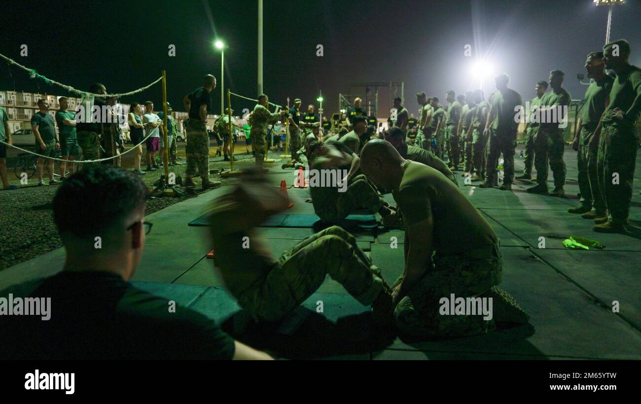 USA Armeesoldaten, Task Force Red Dragon, die der Combined Joint Task Force – Horn von Afrika (CJTF-HOA) zugeteilt wurde, absolvieren während der Vorausqualifizierung für den Kurs zum französischen Desert Commando (FDCC) im Camp Lemonnier, Dschibuti, 5. April 2022 Sit-ups. Seit 2015 nehmen US-amerikanische Mitglieder von CJTF-HOA an diesem Kurs Teil, um ihre Beziehungen zu den französischen Streitkräften in Dschibuti zu verbessern und die Möglichkeit zu erhalten, das FDCC-Abzeichen zu erhalten. Stockfoto